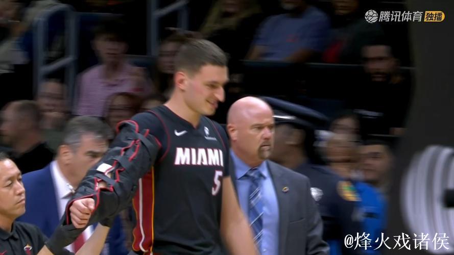 约维奇遭犯规扣篮失衡摔落，手肘受伤需护臂保护下场治疗